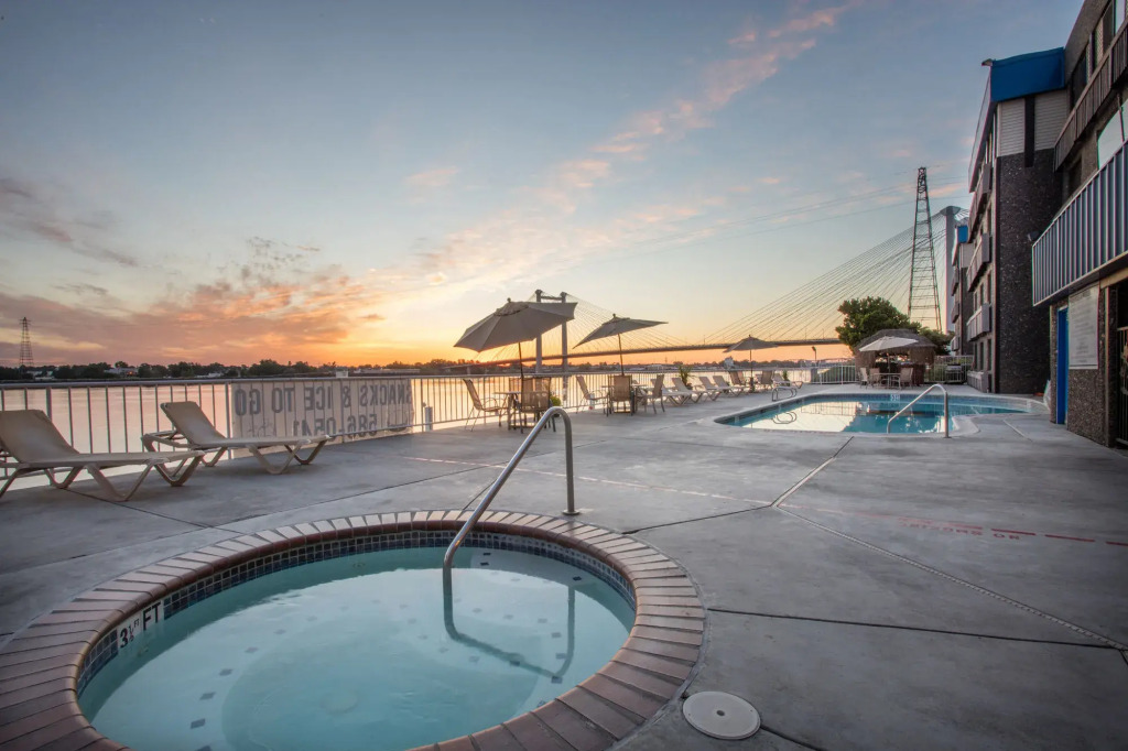 Clover Island Inn