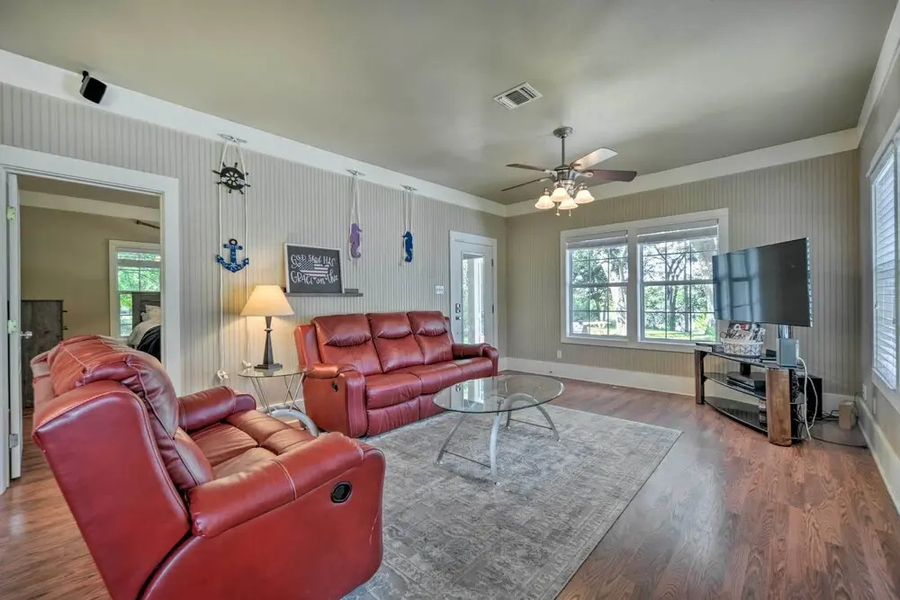 'the Petite Lake House' in Seguin w/ Patio!
