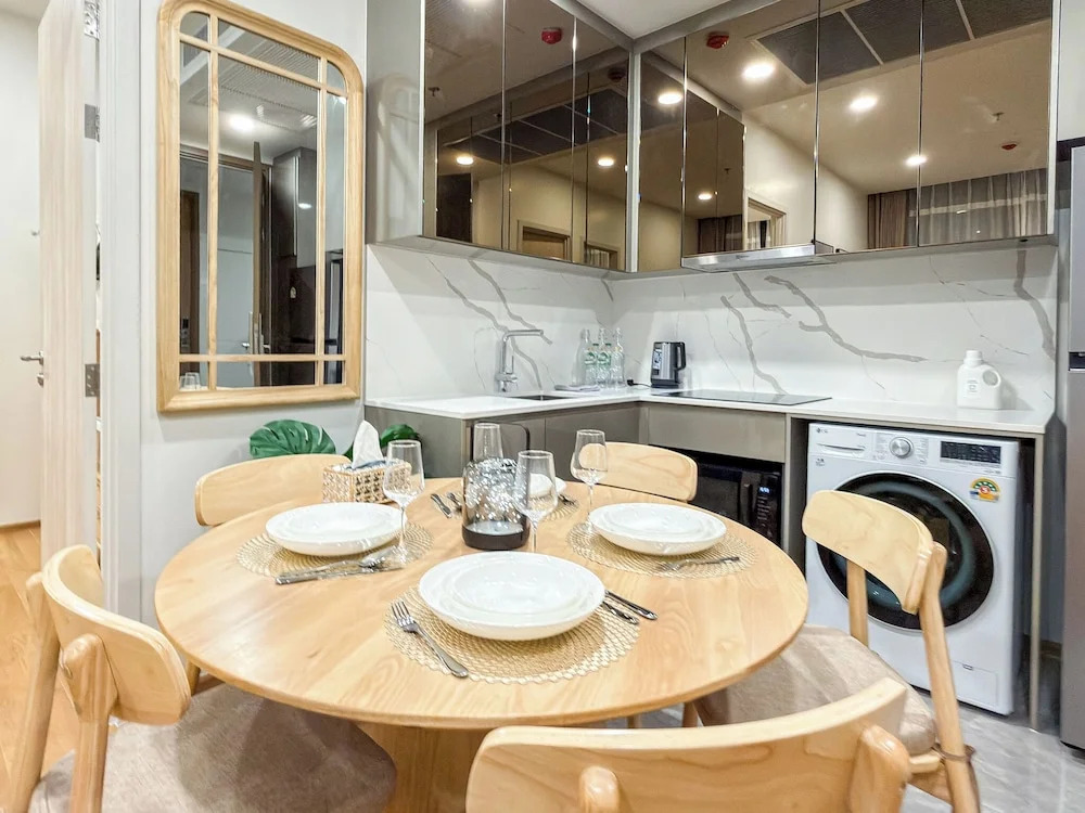 Luxury Downtown Bangkok 2BR 2BA · Sky Pool Gym · 5min Walk to Siam Paragon