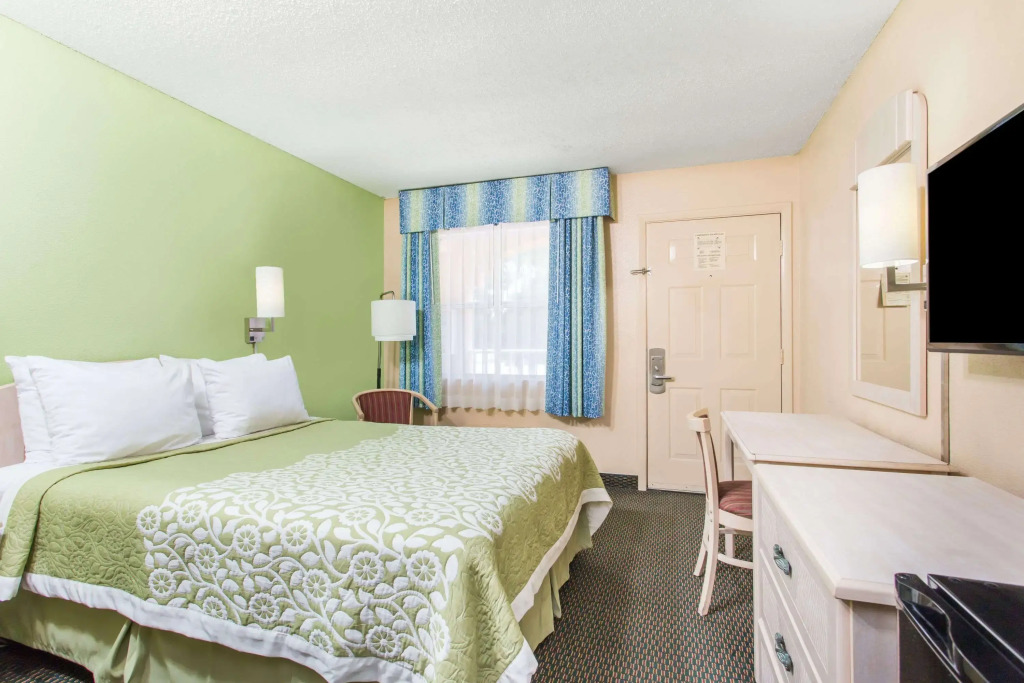 Days Inn by Wyndham Bradenton I-75