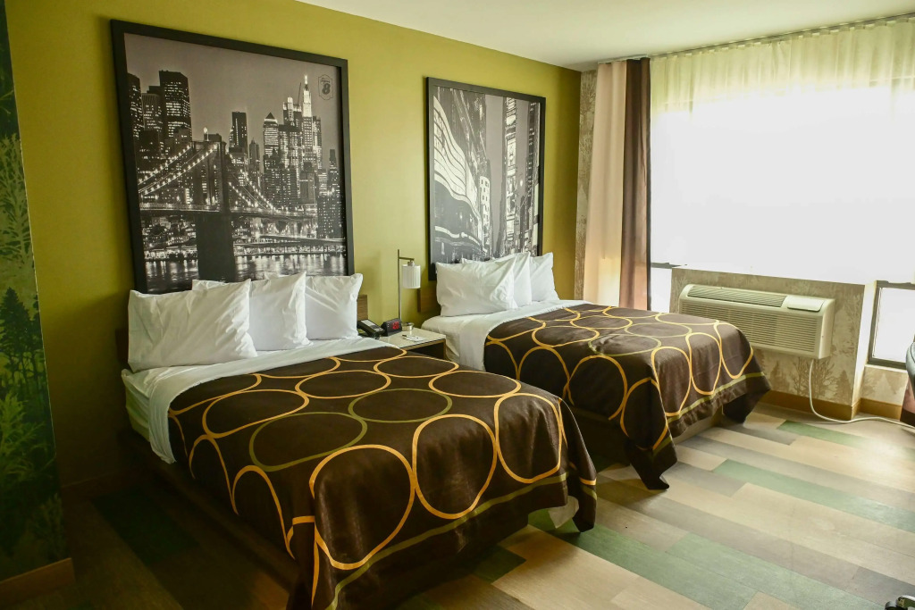 Super 8 by Wyndham Bronx Near Botanical Garden