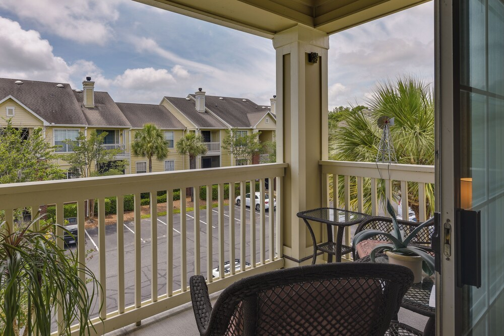 Mount Pleasant Condo w/ Pool & Bikes: Near Beach!