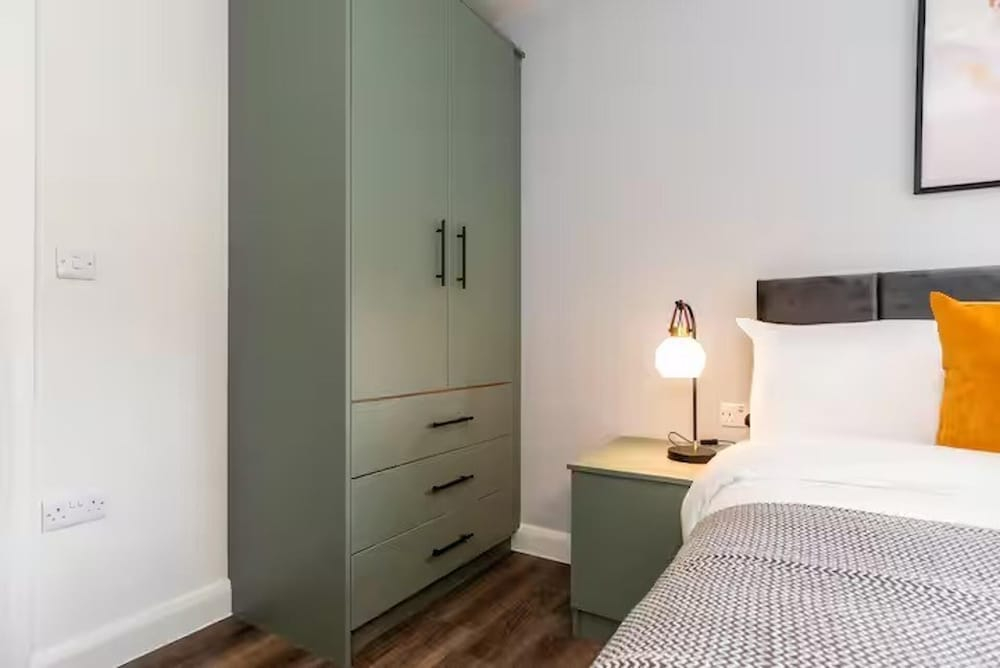 Beautiful 1 Bedroom Apartment Near City Centre