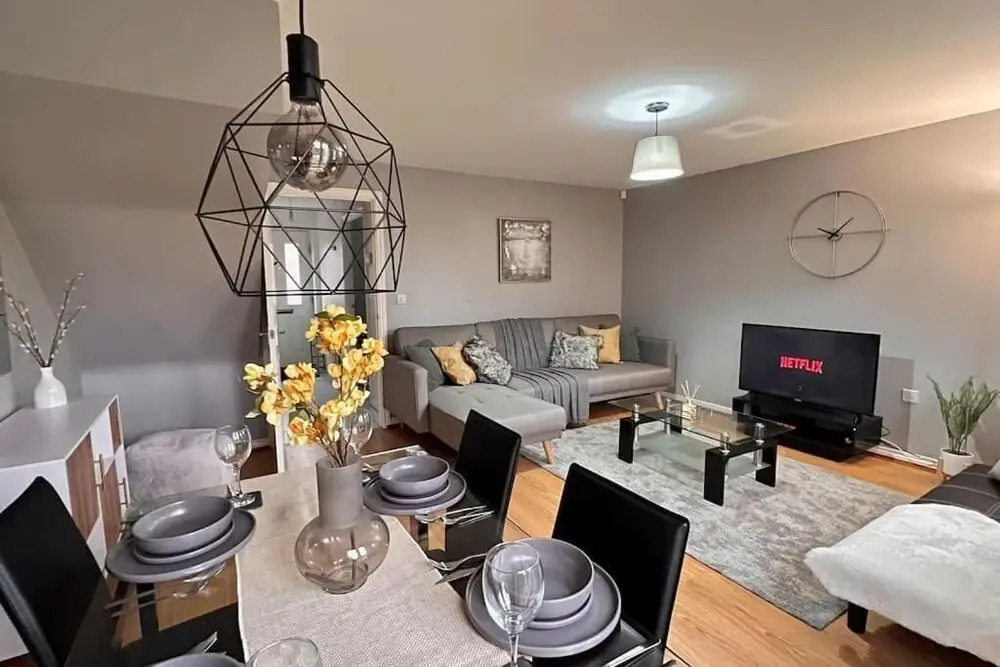 Modern 3BR House For Contractors
