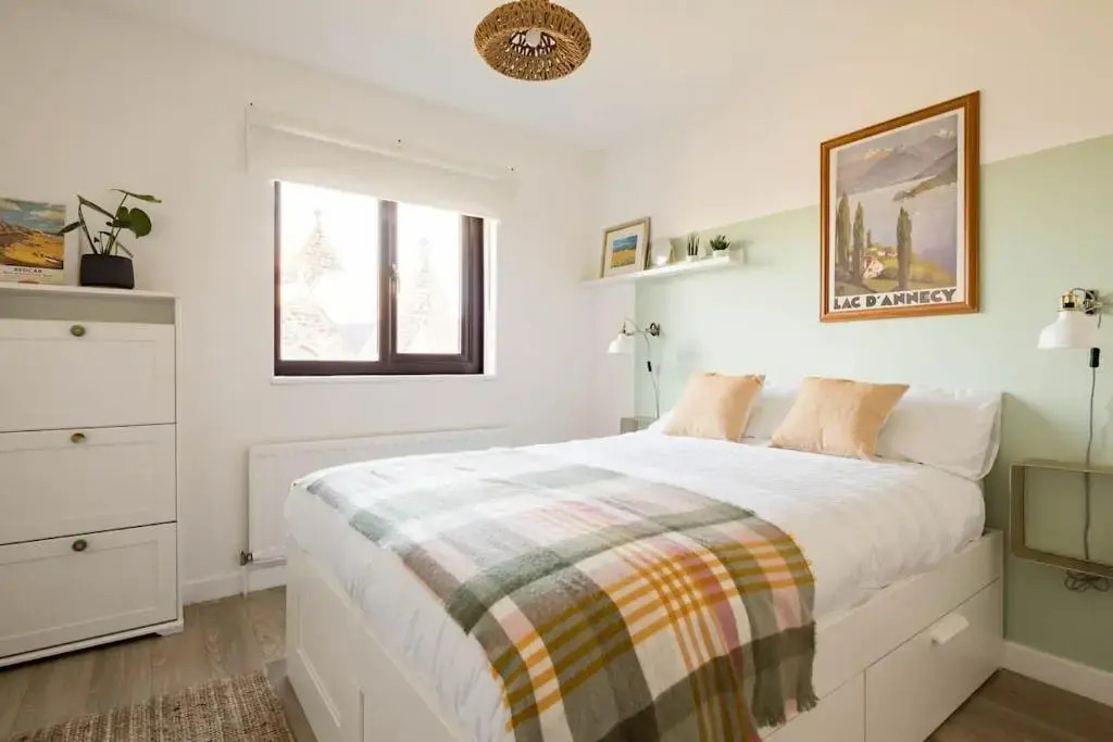Stylish apartment with balcony, minutes from beach