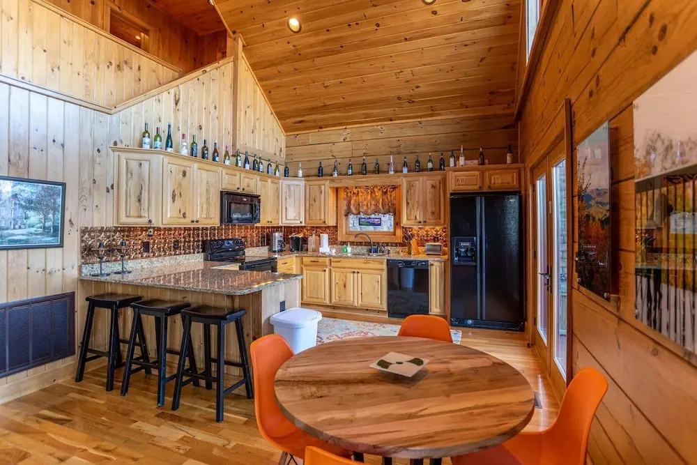 Faraway Skies Hot Tub, Total Privacy, 20 Mins to Boone