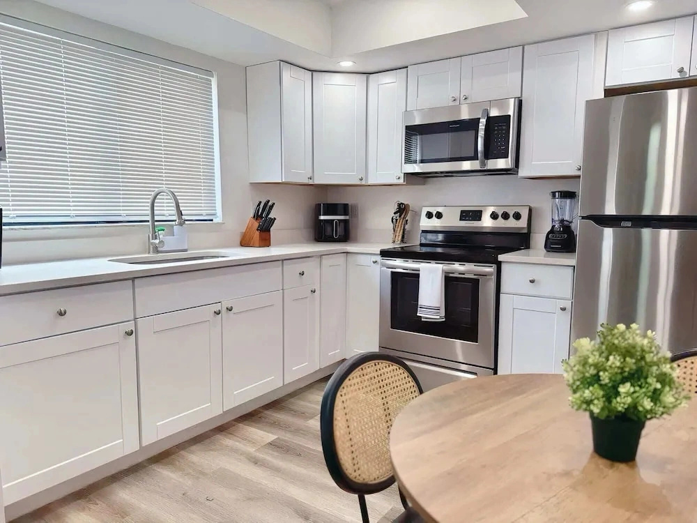 Bright 2BR Apt in Cape Coral Near Caloosahatchee River U102