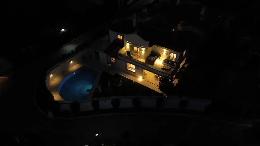 Villa encantadora junto a la playa en Los Monteros con seguridad 24 horas