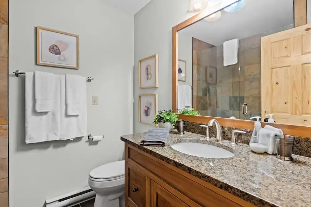 SPACIOUS 3,000 sq2 Luxury Home | PRIVATE Pool & Hot Tub | STEPS to Kinsmen Beach