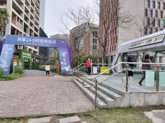 Chongqing Jirui Light Luxury Apartment (Shangwan Road Subway Station Creative Park)