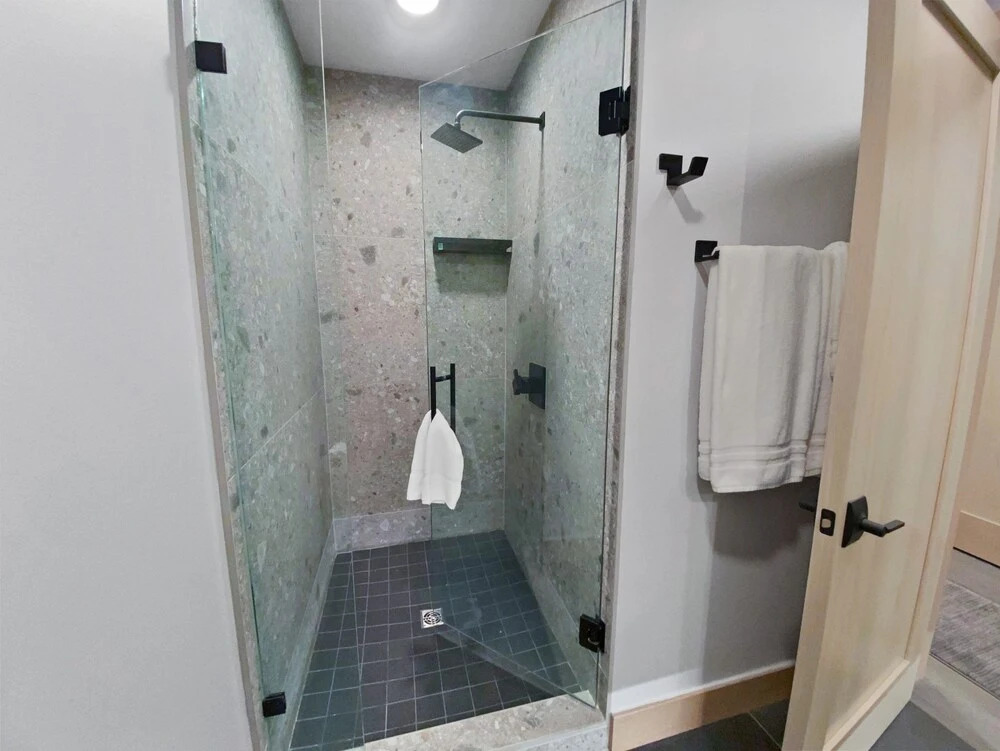 Kings Crown C-101 2 Bedroom Condo by RedAwning