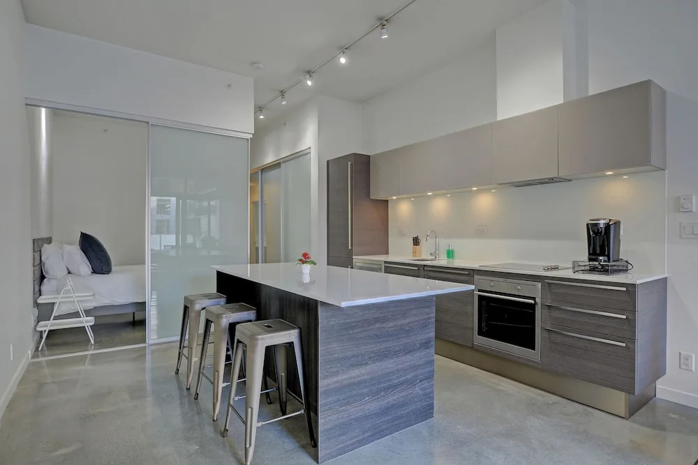 Noel Suites-Gastown