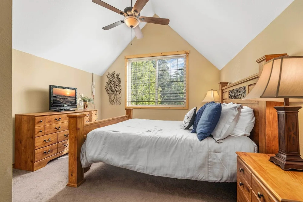 Gull Lake All-season Getaway w/ Private Deck