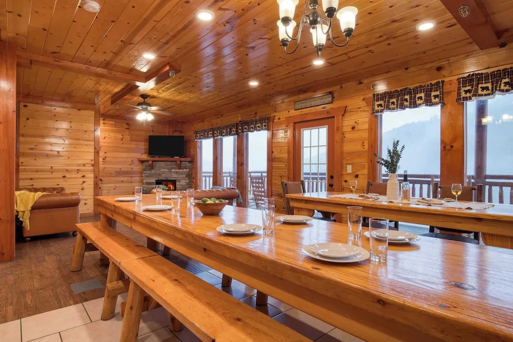 Marco Polo Lodge by Avantstay Sleeps 28 Indoor Pool Theater Game Room View
