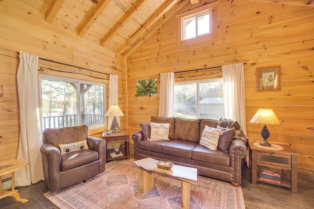 Northwoods Nature Escape! Lakefront Hayward Cabin