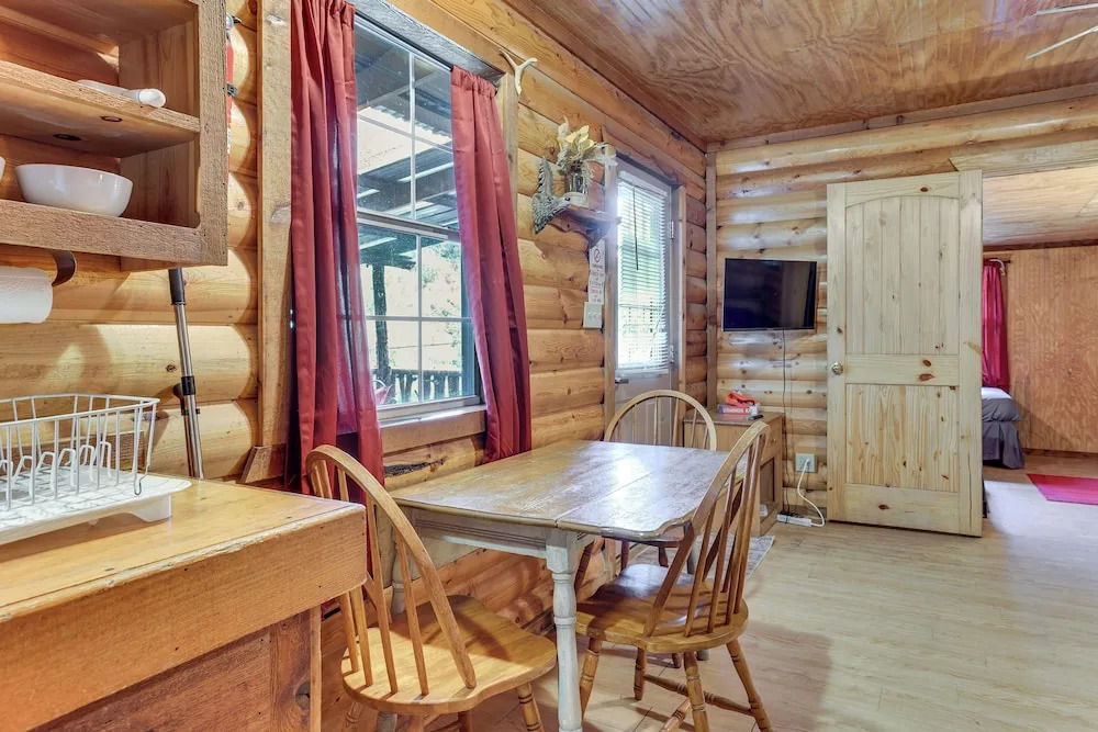 'cedar Falls Cabin 4': Nestled by Honey Creek