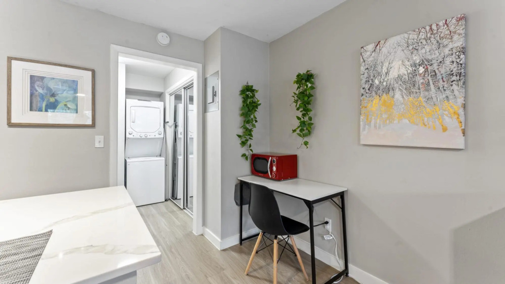 Cozy Efficiency Studios Close to Downtown and Domain