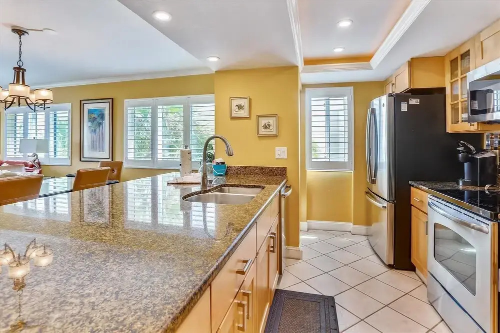 Land's End 306 Building 4 BAY Views / Updated End Unit!