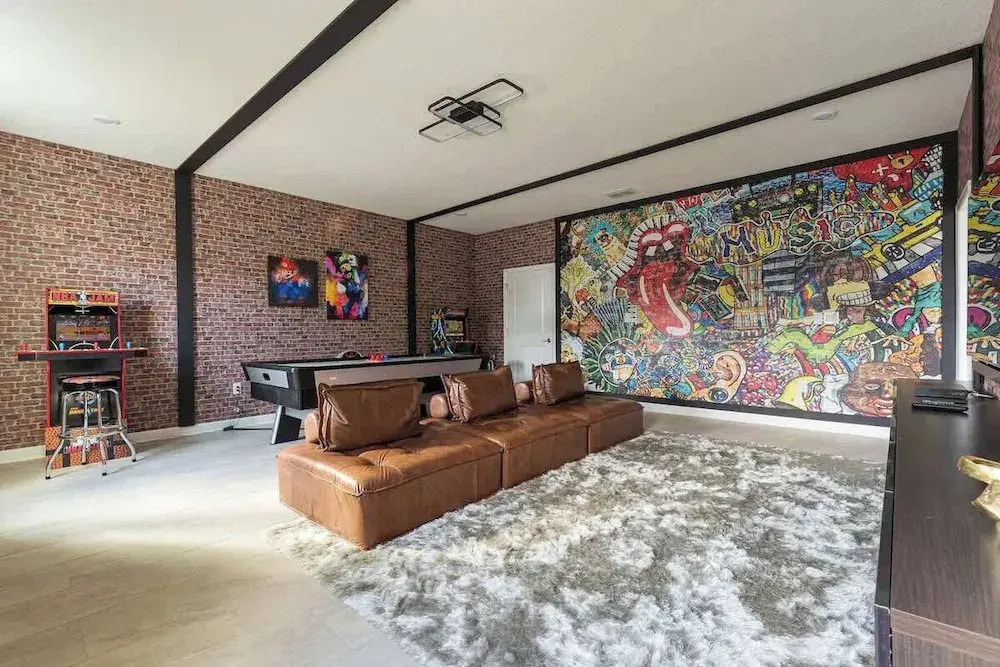 Themed 7bedroom and Pool 18 Guests