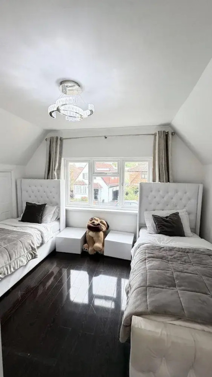 Luxurious West London Retreat With Hot Tubs & Easy Access to Central London