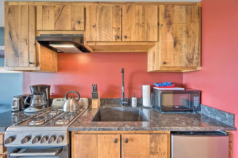 Slopeside Burke Mountain Condo w/ Fireplace!