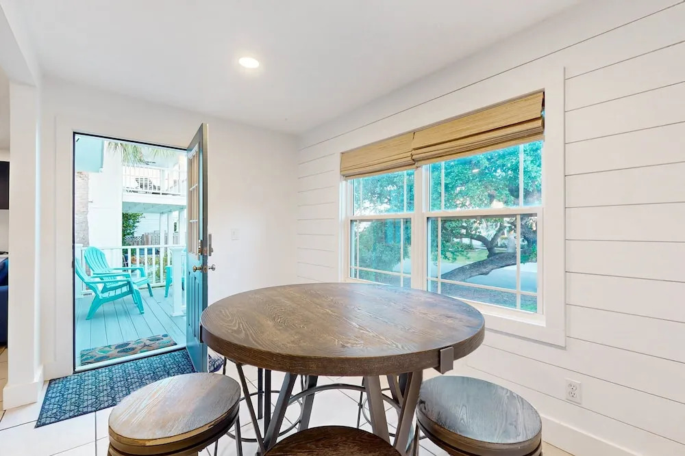 Inviting Beach House - Walk to Beach, Shopping & Dining
