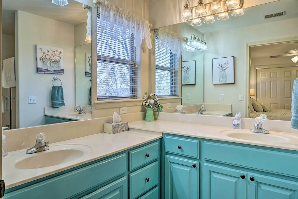 Walk-in Branson West Condo w/ Balcony, Pool Access