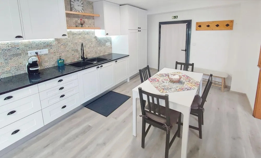 Modern 2BR Ground-floor Flat BBQ Patio Parking