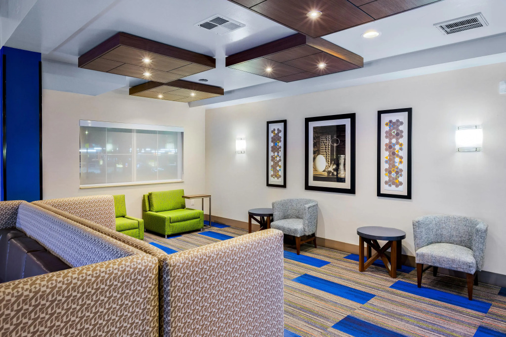 Holiday Inn Express & Suites Oroville Lake by IHG