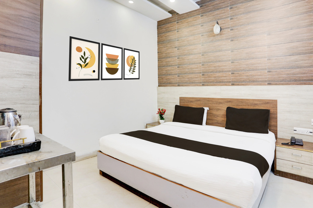 OYO 15947 Hotel Prabhat