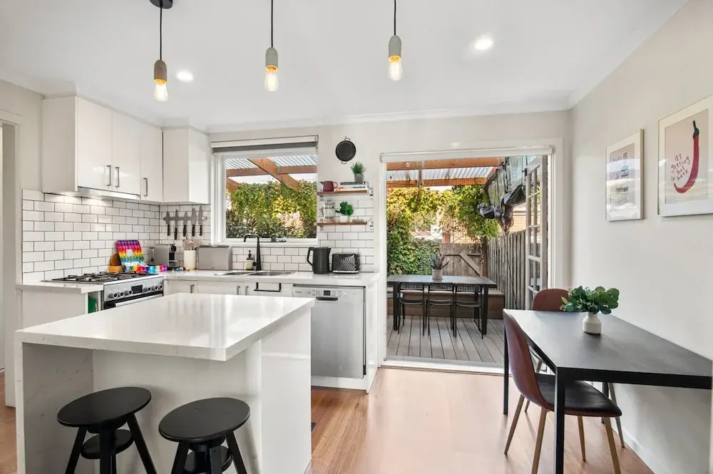 Family Friendly 3-bed With Courtyard & Parking