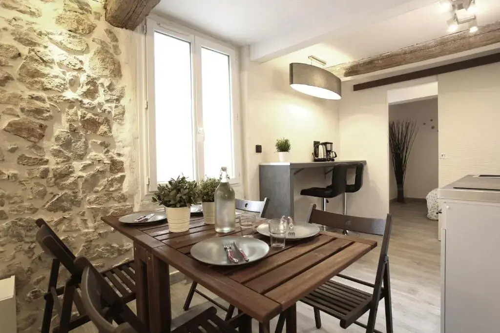 GregBnb-com - T2 Ancien et moderne - PARKING INCLUS - 15min Gare