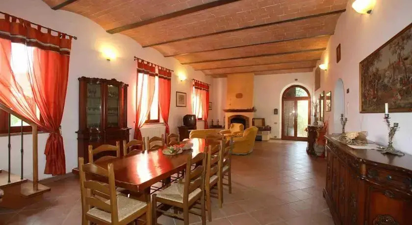 Casale a Siena con piscina e vista panoramica
