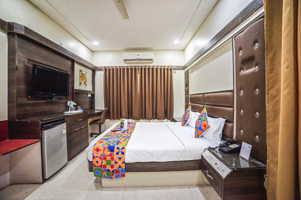 Fabhotel Santoor - Geeta Bhawan Square