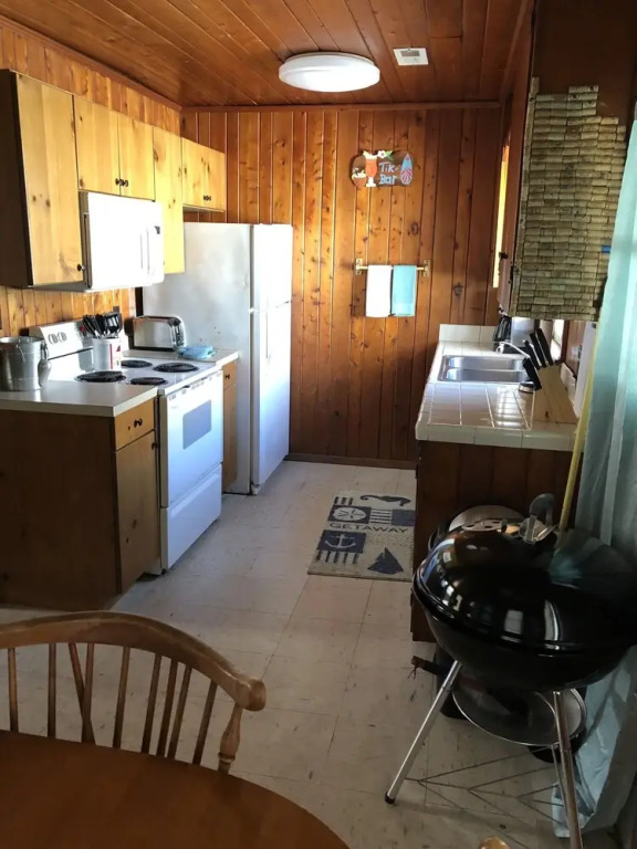 Blackbeard's Retreat - Historic And Pet Friendly 3 Bedroom Cottage by RedAwning