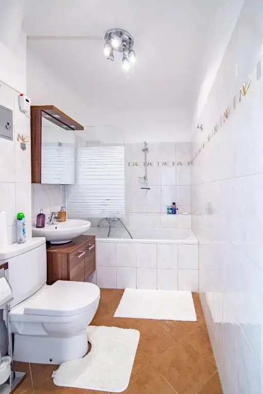 Best Rated Central Apartment Vienna - well heated, WiFi, 24-7 Self Check-In, Board games, Netflix, Prime