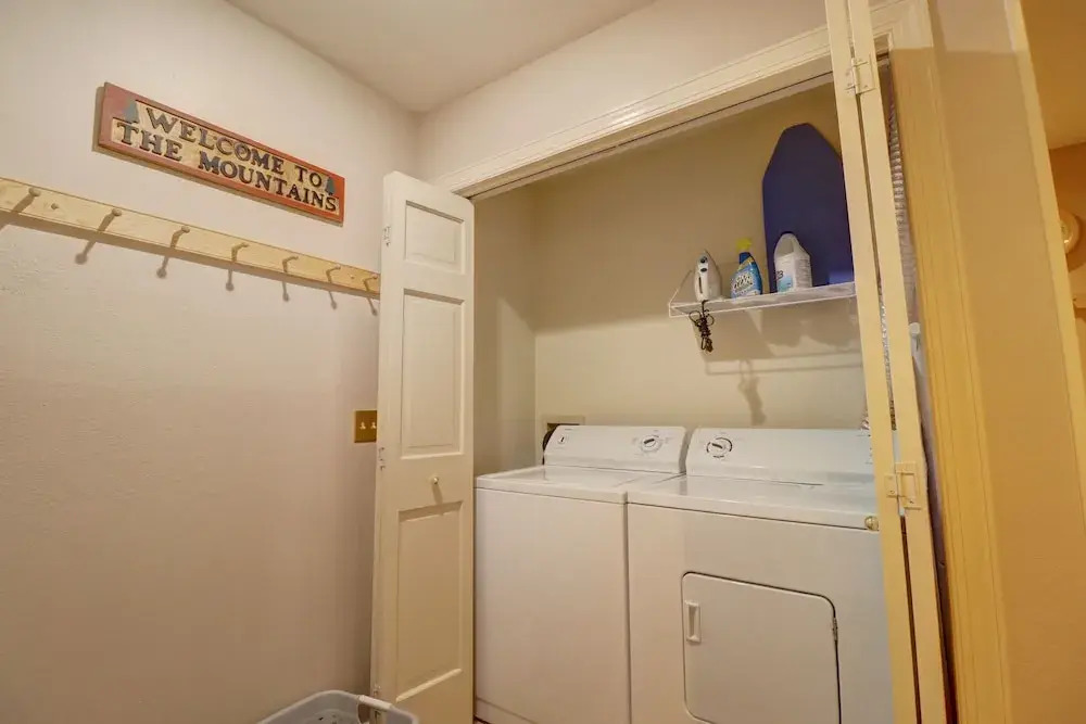 Spacious Slope-side Ski-In Ski-Out Town Home, Private Garage - ER12 by Redawning