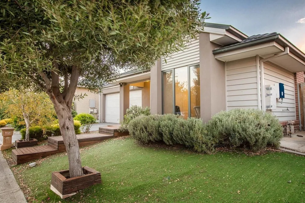 Lightful Charming House With Free Parking