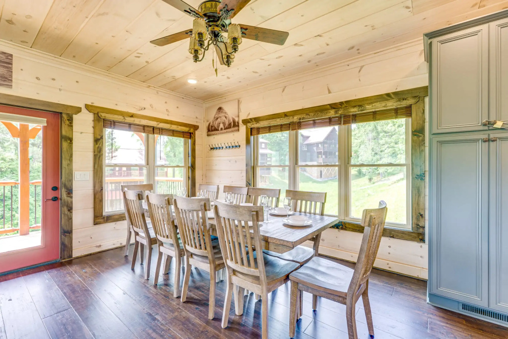 Misty Mountain Stop: Mountain Views, Hot Tub, Game Room, Theater Room