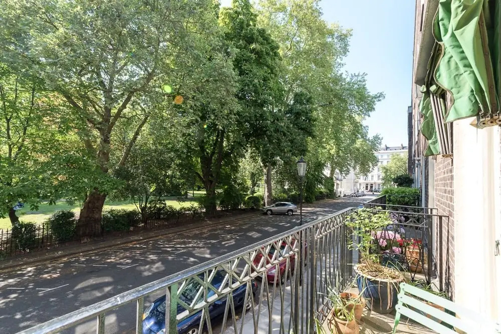 Elegant 3 Bedroom Home Located in South Kensington