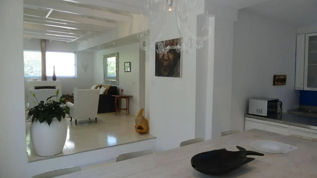 4 on Highworth Apartments and Studios