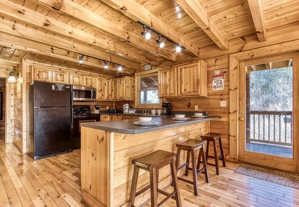 The Wildlife Lodge - Great Location! Close To Tanger Outlets! 5 Bedroom Cabin by RedAwning