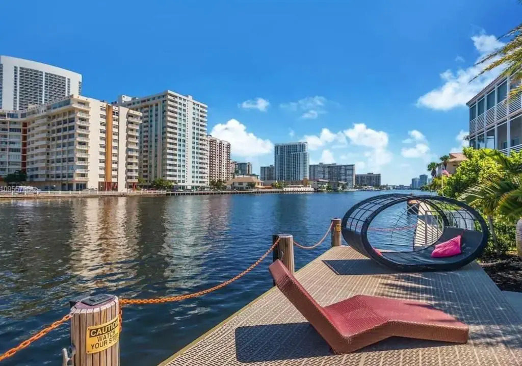 MODERN Resort BALCONY ENDLESS VIEWS Resort w POOL 2BR 2 BR