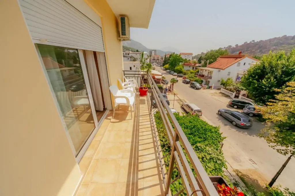 Apartments and Rooms Sole Mar