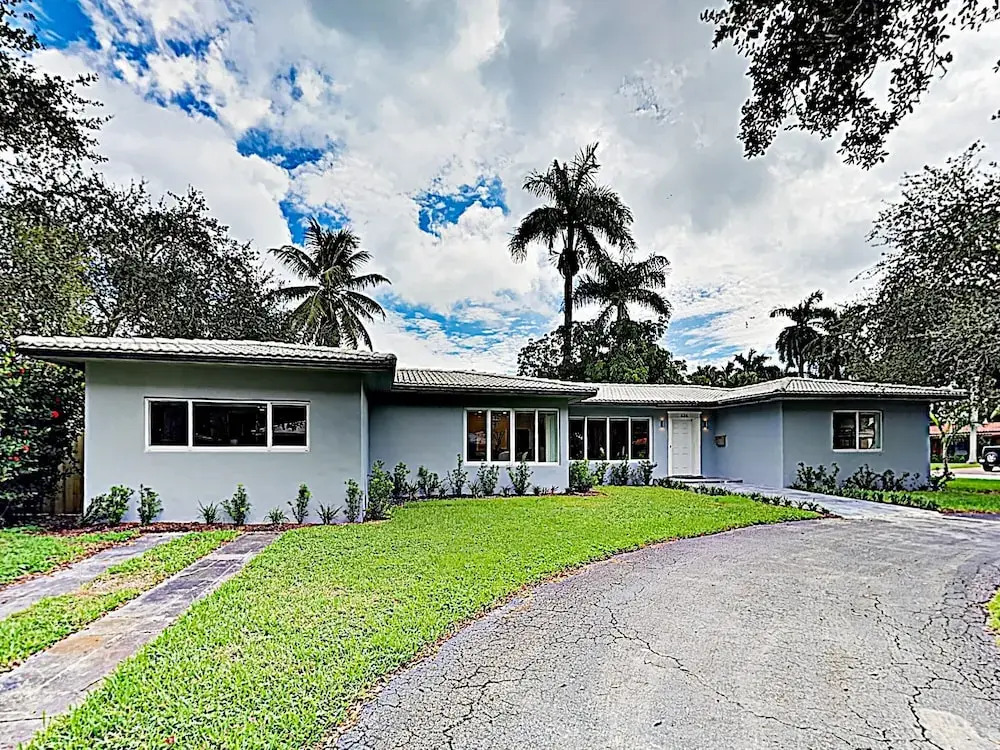 New Listing! Ultra-modern Luxury W/ Hot Tub 4 Bedroom Home