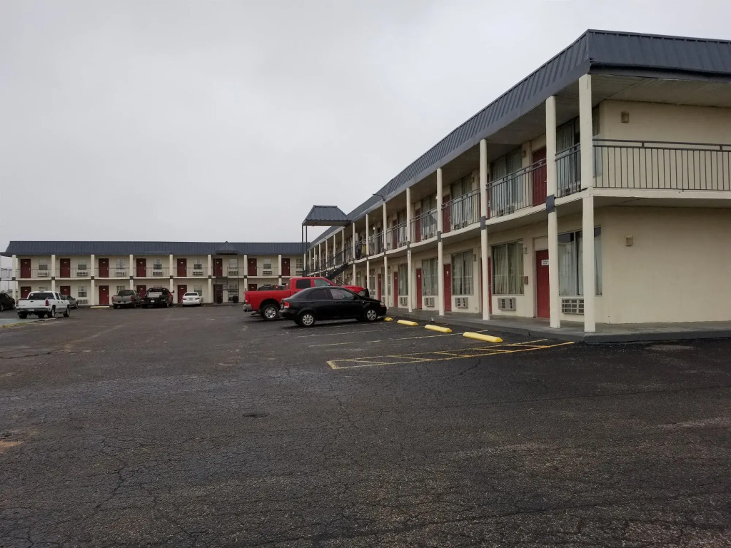 Super 7 Inn