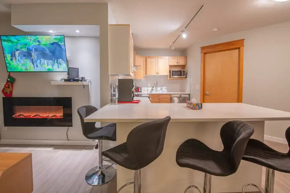 Mountain View 2 Bedroom Condo-Top Floor