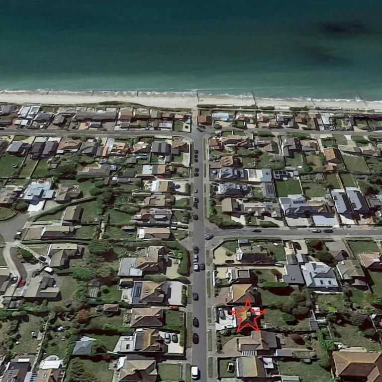 Bright & Modern 4 br House 100 metres from Beach