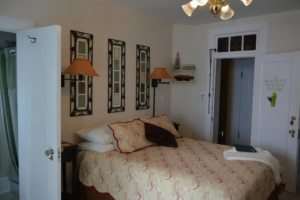 Lake George Boathouse Waterfront Lodging