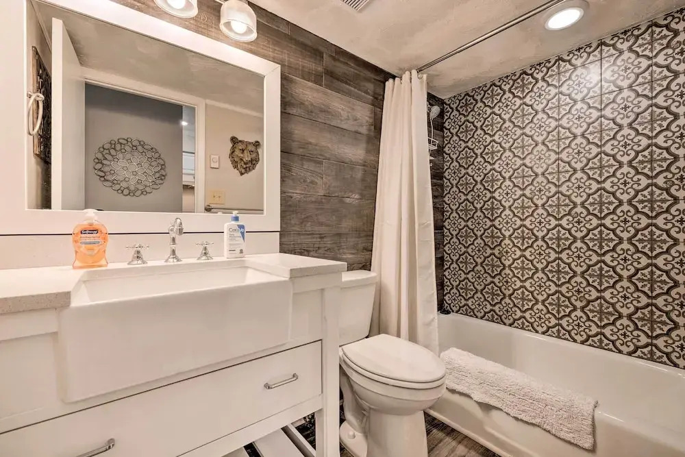 Chic Eden Condo w/ Pool Access < 5 Mi to Ski!